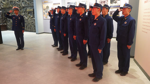 在團旗下宣誓.jpg 在團旗下宣誓.jpg